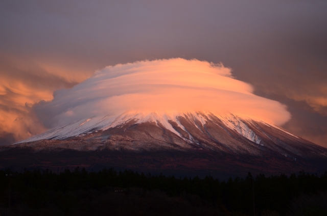 富士山に笠雲が なぜ珍しい雲の形をするの なんの前兆